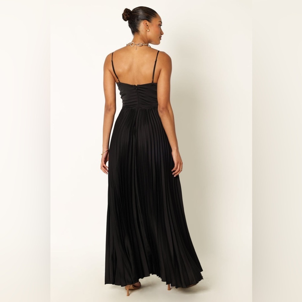 PETAL & PUP NAIRA PLEATED MAXI DRESS - BLACK SIZE 6 B2315 - Picture 4 of 8